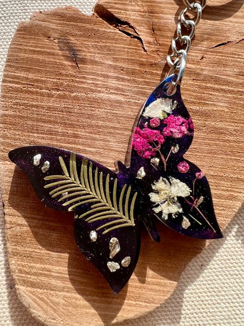 Portachiavi nero a farfalla con veri fiori - Shades by Karmen