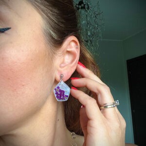 Orecchini geometrici bianchi con fiori viola