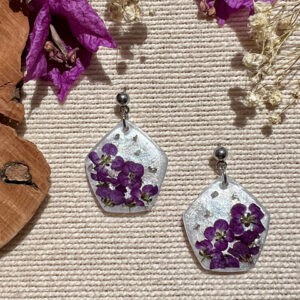 Orecchini geometrici bianchi con fiori viola