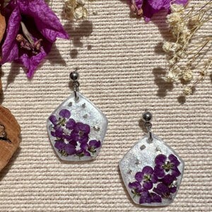 Orecchini geometrici bianchi con fiori viola