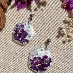 Orecchini geometrici bianchi con fiori viola