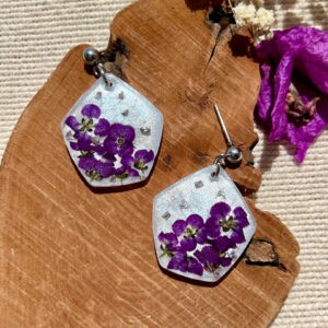 Orecchini geometrici bianchi con fiori viola