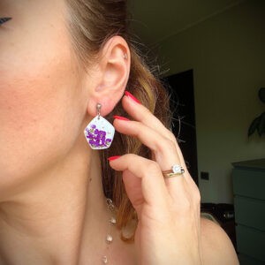 Orecchini geometrici bianchi con fiori viola