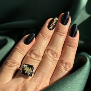 Anello quadrato in resina con fiori bianchi
