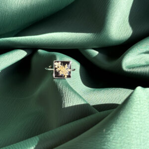 Anello quadrato in resina con fiori bianchi