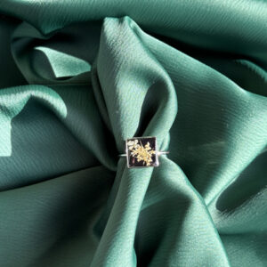 Anello quadrato in resina con fiori bianchi