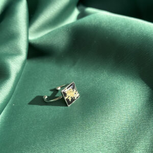 Anello quadrato in resina con fiori bianchi