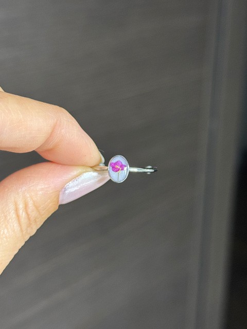 Anello minimal con fiori di Alisso rosa